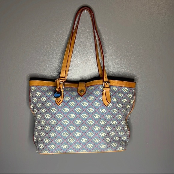 Dooney & Bourke Handbags - GUC beautiful Dooney & Bourke Handbag 👜